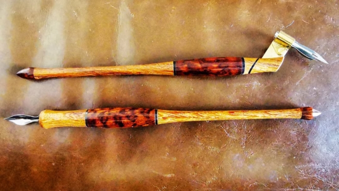 Straight & oblique pens on stand - Image 9