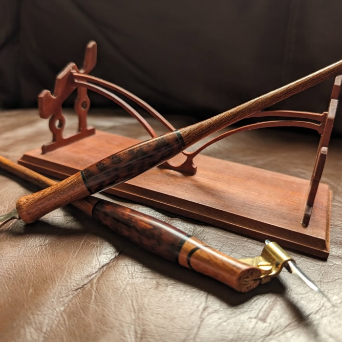 Straight & oblique pens on stand
